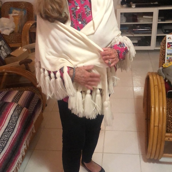 Beautiful vintage shawl with giant tassels. - Picture 3 of 8